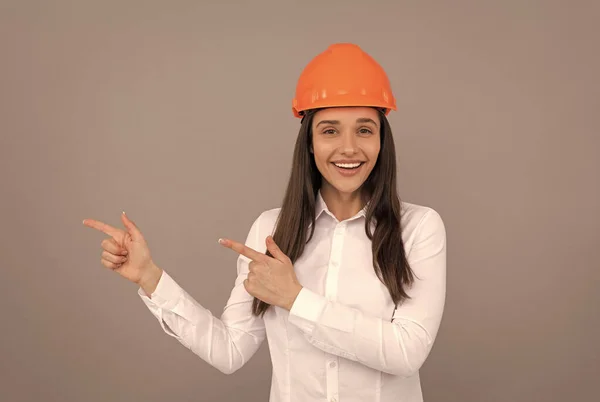 Kadın inşaat işçisi. İnşaatçı şapkalı bir iş kadını. Baş mimar mühendisi — Stok fotoğraf