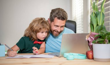 Çocuk özel öğretmeniyle ödev yapıyor. Webinar video dersi. dizüstü bilgisayarda online eğitim