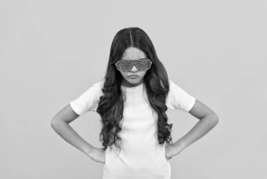 Gösterişli parti gözlüklü, sahte elmaslı kızgın çocuk, öfke.