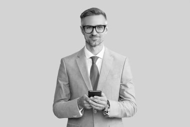 Gülümseyen adam blogcu akıllı telefon kullanıyor. Profesyonel CEO online çalışıyor. Yazma ve yazma.
