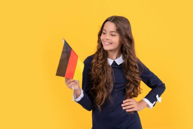 Mutlu çocuk Alman bayrağı taşıyor sarı arka plan, vatanseverlik