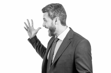 Resmi takım elbiseli öfkeli patron, beyaz fotokopi odasında izole bir şekilde el kol hareketi yaparak bağırıyor.