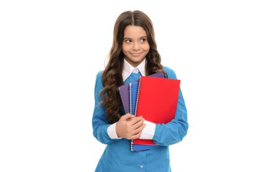 Gülümseyen çocuk portresi uzun kıvırcık saçlıdır. Okul kitabı beyazlara izole edilmiştir.