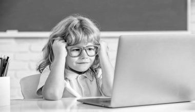 Bilgi günü. Online eğitim kavramı. Dizüstü bilgisayarlı gözlüklü inek çocuk. Eylül 1