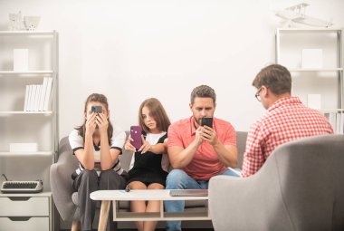 Telefon bağımlısı baba, anne ve çocuk aile psikologu, bağımlılık