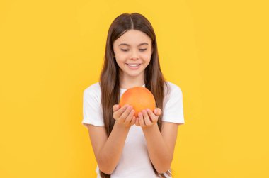 Greyfurtlu mutlu genç kız. Vitamin ve diyet. Çocuk sağlıklı yemek yiyor..