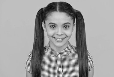 İç güzelliği ortaya çıkar. Mutlu kız portresi turuncu arka plan. Çocuk portresi. Güzel hissediyorum.