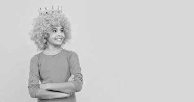 Kıvırcık peruklu ve Prenses Diadem 'li neşeli, bencil kız çocuğu. Kopya alanı, kız gibi.