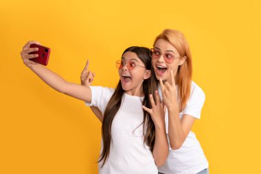 Anne-kız vloglama. Online iletişim. anne ve çocuk blogcuları.