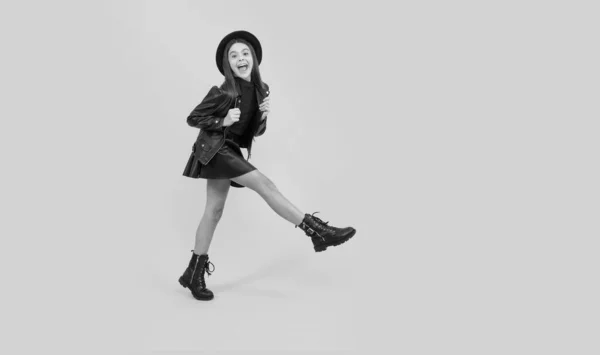 Dancing stylish teen child making wide step. kid in hat and boots running. — Foto Stock