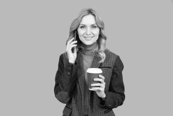 Kadın telefonda konuşuyor, kahve içiyor. Kafein ve akıllı telefon bağımlılığı. Teknolojiye bağımlılık — Stok fotoğraf