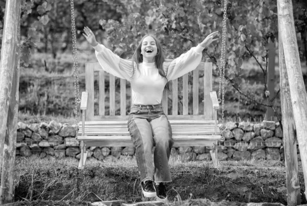 Menina adolescente se divertindo no playground. felicidade infantil. Relaxe no parque. atividade de verão. — Fotografia de Stock