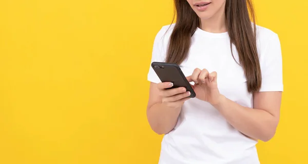 Modern utbildning online. Kommunikationsteknik. kvinna chatta på smartphone. — Stockfoto