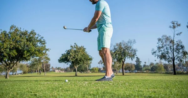 Cropped male golf player on professional course with green grass, golf — Foto de Stock