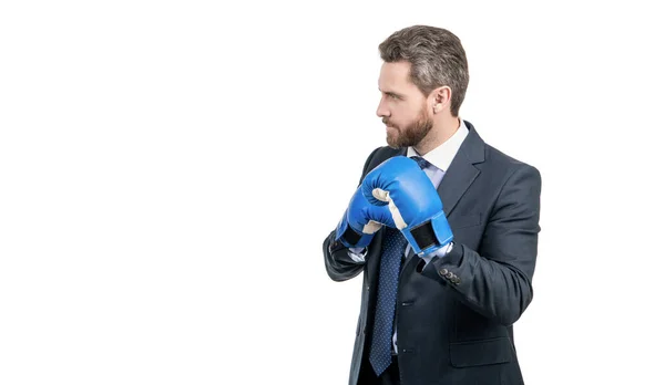 Vechten in zaken. Professionele man in bokspositie. Klaar om te vechten, kopieer ruimte — Stockfoto