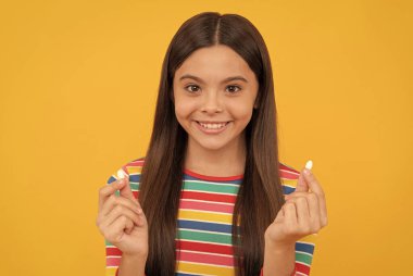 Mutlu çocuk doğal gıda katkı maddeleri ya da vitamin hapları sunar, sağlıklı yaşam tarzı