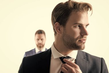 Gerçekten yakışıklı. Profesyonel bir adamın portresi. Kafa portresi. Genç işadamı