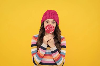 Tatlı düşkünü. Lezzetli. Genç kızların lolipop tutmasına şaşırdım. Lolipop bayan. Renkli lolipopu olan çocuk