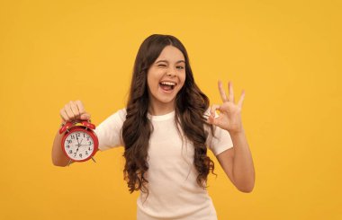 Mutlu çocuk retro alarm saatini göster, tamam mı?