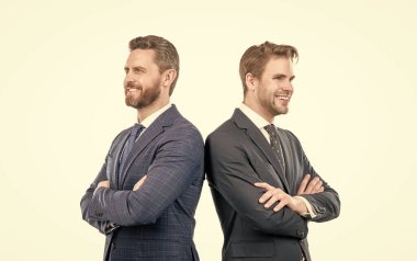 Takım elbiseli iki mutlu iş arkadaşı el ele tutuştular.