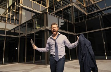 Proje başarısızlığından sonra iş adamını vurguladı. Kafası karışmış adam iş probleminden usanmış..