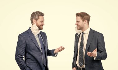 İş adamları temas etmemek için koruyucu maske takarlar. Bu sırada kovid19 koronavirüs salgını, koronavirüs...