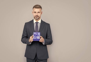 Şirket hediyesi. Kadınlar Günü 'nde. Başarılı patron hediye kutusunu paylaştı.
