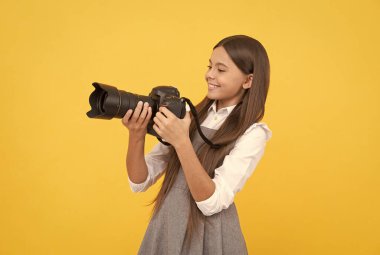Yeteneklerim. Ekran görüntüsü. çocukluk. Genç kız fotoğraf çekiyor. çocuk dijital kamera kullanıyor.