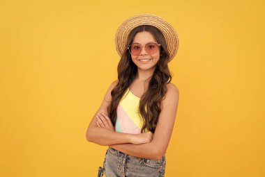 çocukluk mutluluğu. Yaz partisi görünüşü. Gözlüklü ve hasır şapkalı mutlu çocuk..