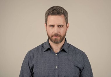 Mens Salonu en iyi görünmene yardımcı olacak. Şık saç kesimli sakallı adam. Kuaför salonu. Tıraş ve cilt bakımı