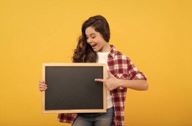çocuk reklamına şaşırdım. Okula dönüyorum. Çocuk yenilik bilgisi sunuyor. çocukluk eğitimi