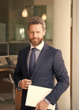 Serbest çalışan adam blogu çevrimiçi. İnternette yazıyorum. İş adamı blog için dizüstü bilgisayar kullanıyor.