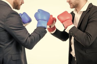 Profesyonel adamlar iş kıyafetleri içinde, beyazlar ve boksörlerden soyutlanmış bir şekilde dövüşüyorlar.