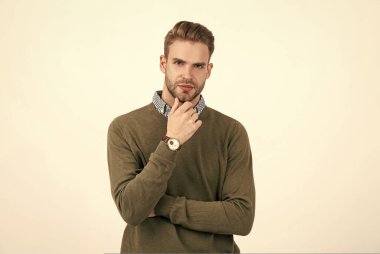 Şık saçlı yakışıklı bir adam kol saati takıyor, beyaz, erkek modasına uygun.