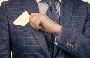 Tasarruf etmeye başla. Kredi kartı takım elbisenin cebinde. Banka kurtarıyorum. Banka hesabı. İş bilgileri