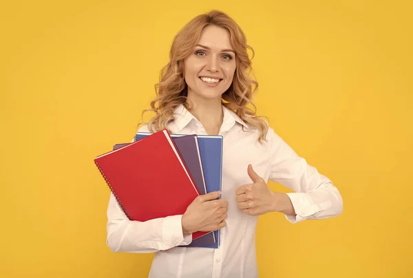 Mulher de negócios loira feliz na camisa branca segurar bloco de notas ou notebook, polegar para cima — Fotografia de Stock