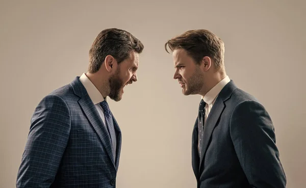 2人の怒ったビジネスマンが顔を上げてビジネス競争や矛盾を持ち. — ストック写真