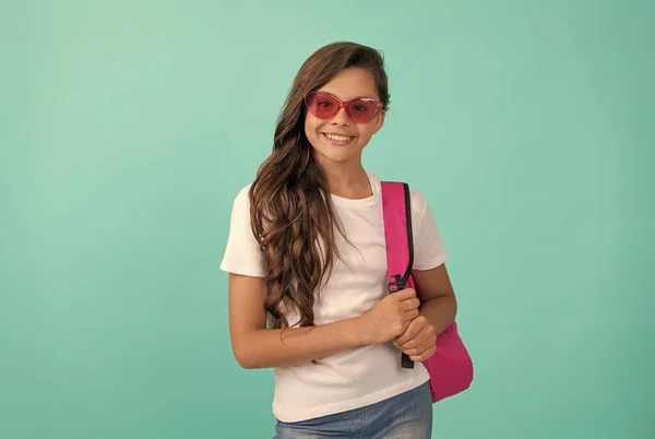 Gelukkig kind met rugzak en copybook in zonnebril klaar om te studeren op school, roestig — Stockfoto