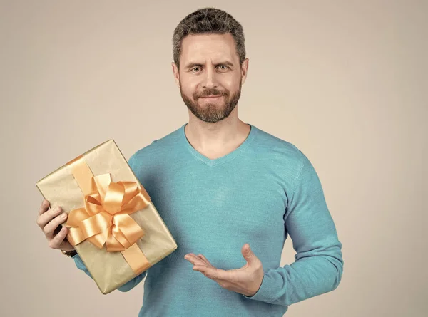 Guapo hombre maduro hombre de negocios con barba celebración regalo o caja de regalo, cumpleaños —  Fotos de Stock