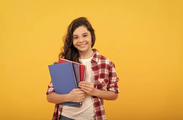 Uśmiechnięte dziecko szkolne gotowe do nauki z copybookami, wiedzą — Zdjęcie stockowe