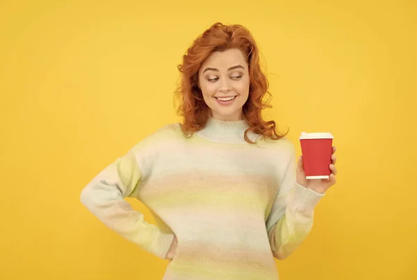 Encantadora pelirroja cara retrato beber café de la taza de papel, bebida para llevar. — Foto de Stock