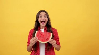 Sarı arka planda karpuz dilimi olan mutlu çocuk, vitaminler.
