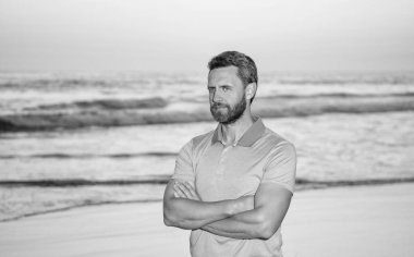 Deniz üzerinde sakallı bir adam Yazın sahilde, Akdeniz 'de