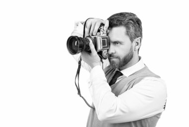 Retro kameralı adam beyaz arkaplanda izole edilmiş, kopyalama alanı ve fotoğraf makinesi kullanıyor.
