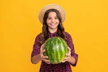 Neşeli genç kız eğleniyor. Yaz zamanı. Çocuk karpuz tutuyor. karpuz