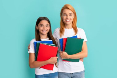 Mutlu okul öğrencisi ve çalışma kitapları tutan öğrenci, okul.