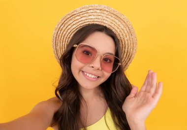 çocukluk mutluluğu. Yaz partisi görünüşü. Gözlüklü ve hasır şapkalı mutlu çocuk..