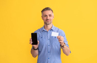 Adam internet bankacılığı ile ödeme yapıyor. Alışveriş uygulaması. Siber pazartesi. Hızlı ödeme. Gülümseyen adam