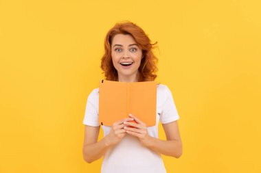 Eğitim ve bilgi. Kadın okuyucu. Sarı arka plandaki hayret verici öğrenci.