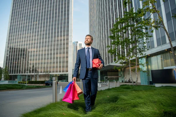Sürpriz konsept. Sevgilim olur musun? Boks günü. hediye kutusu olan yakışıklı bir adam..